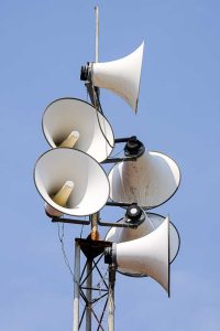 Lösungen im Bereich Elektroakustik – Beschallung vor blauem Himmel