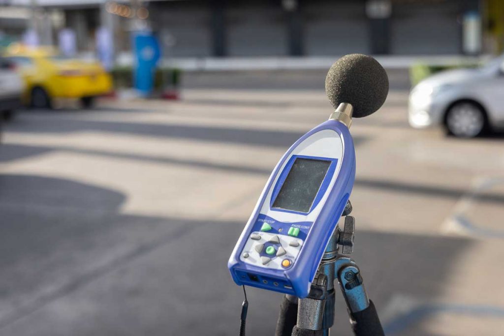 Ein Schallpegelmesser steht auf einem Stativ. Es wird zur Messung von Schall und Lärmüberwachung verwendet.